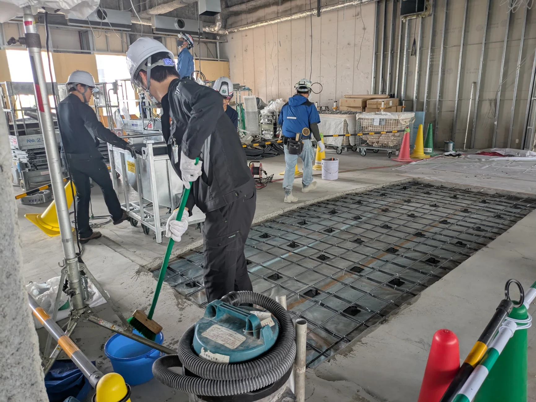 改修工事現場で床下地の施工を進める作業員