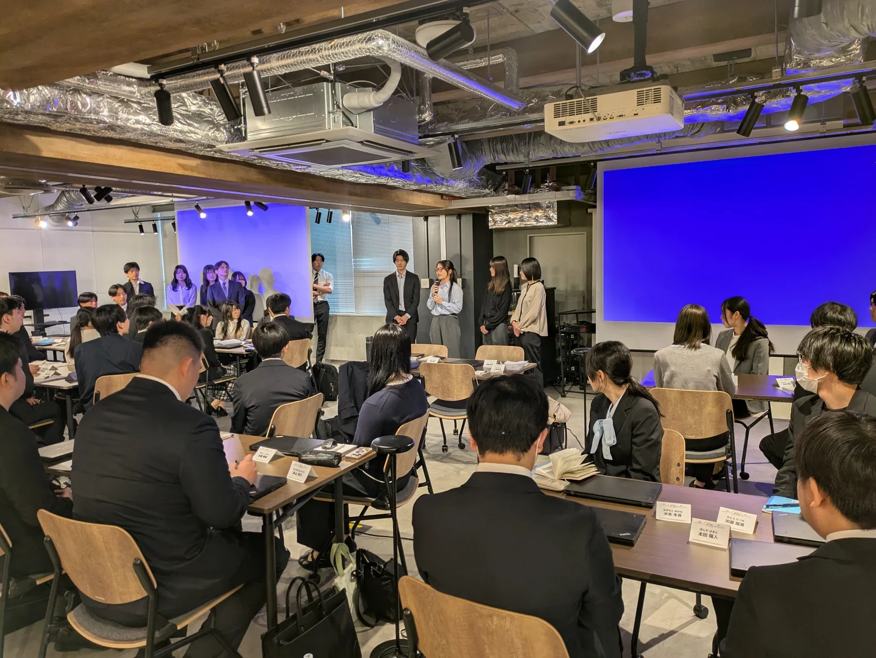 研修で発表しながら会話を学ぶ社員の様子