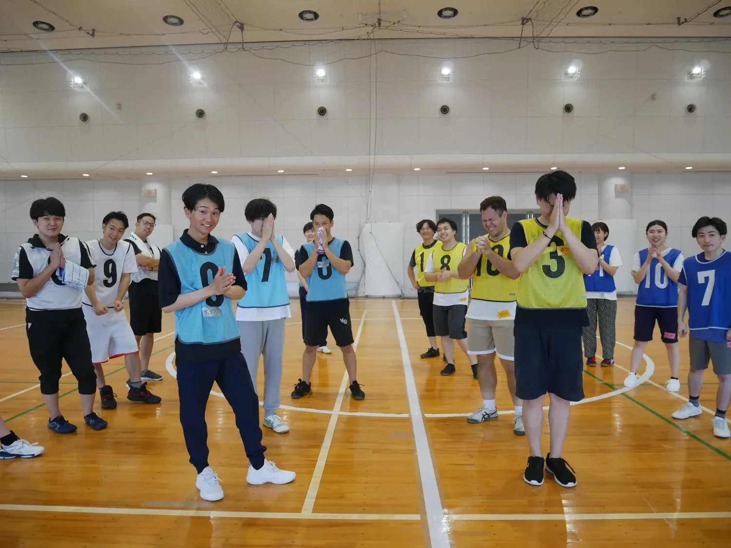 社内イベントでスポーツを楽しむ社員