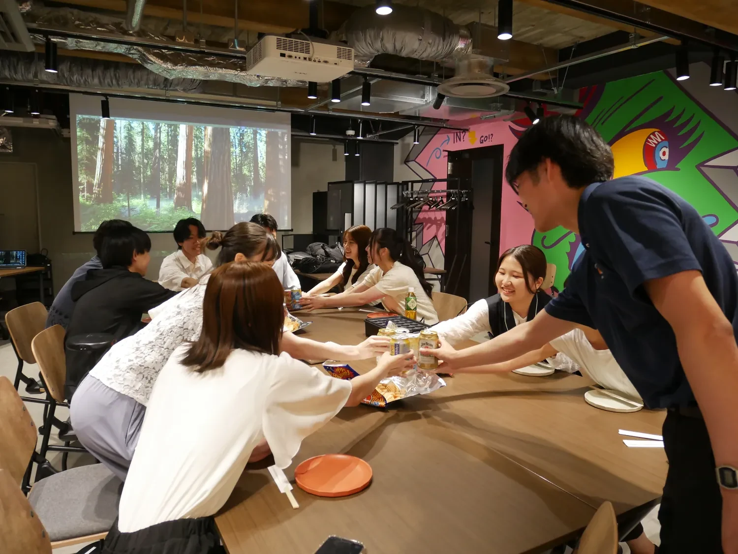 社内イベントで乾杯するメンバー