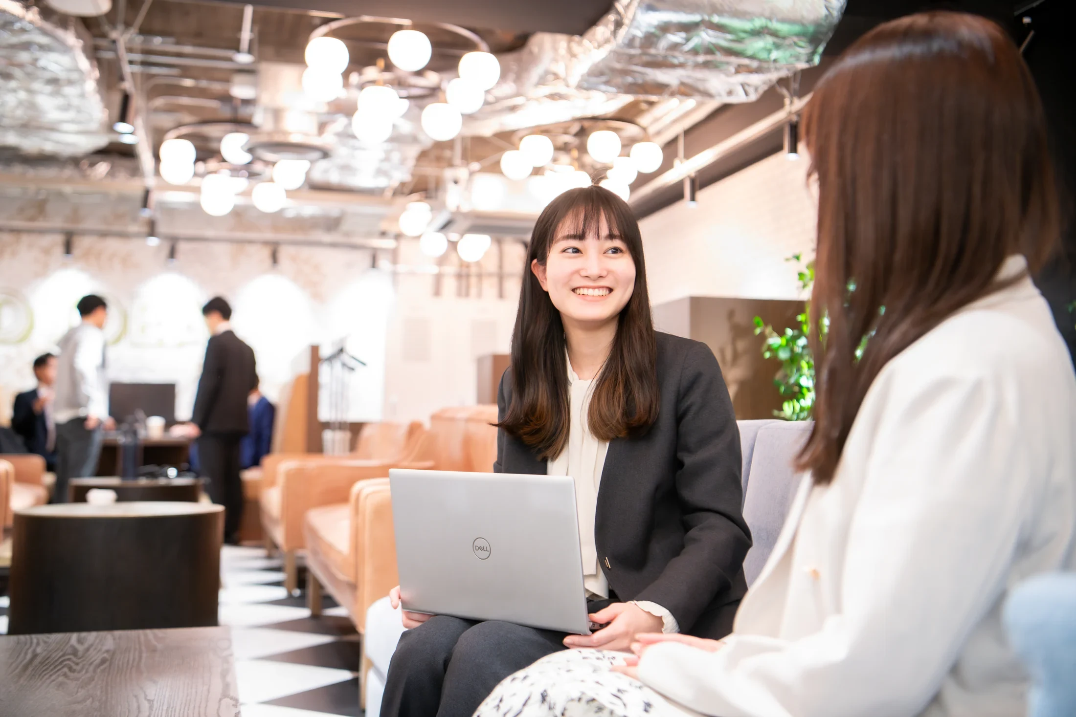 オフィスラウンジで相談する社員