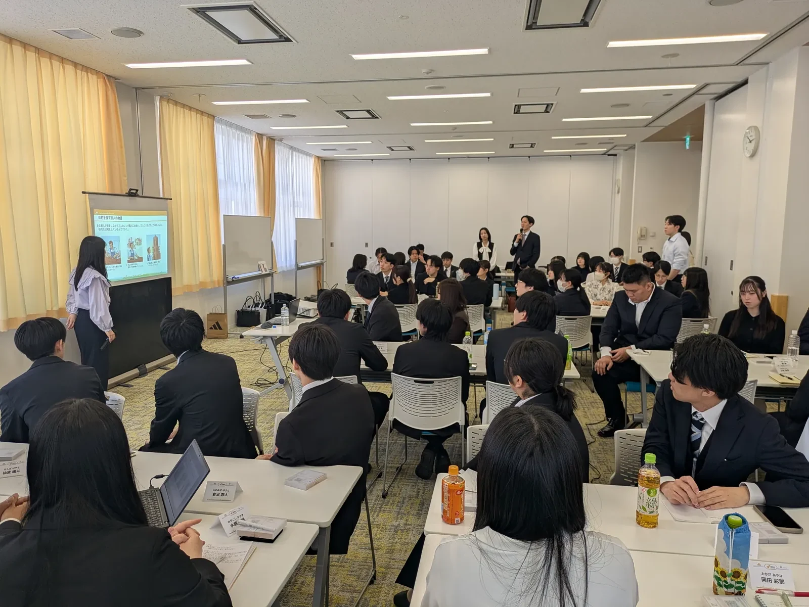 大人数で基礎研修を受ける新卒・未経験メンバー