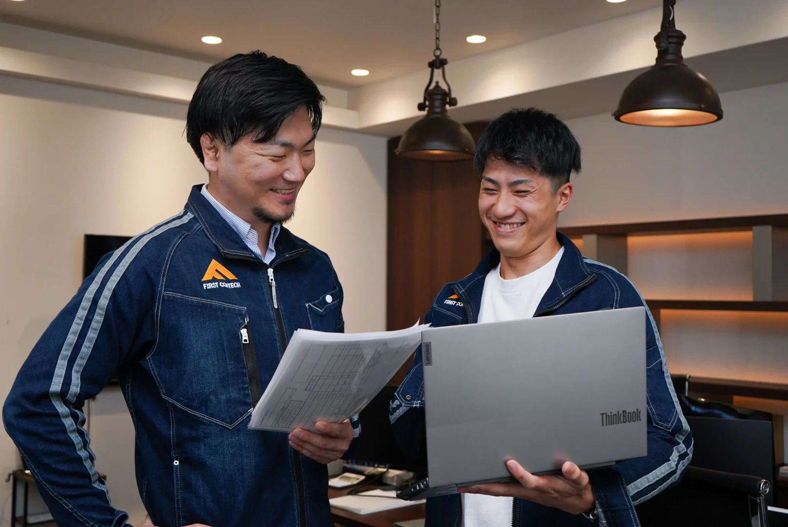 図面とPCを見ながら確認するファーストコンテックの社員