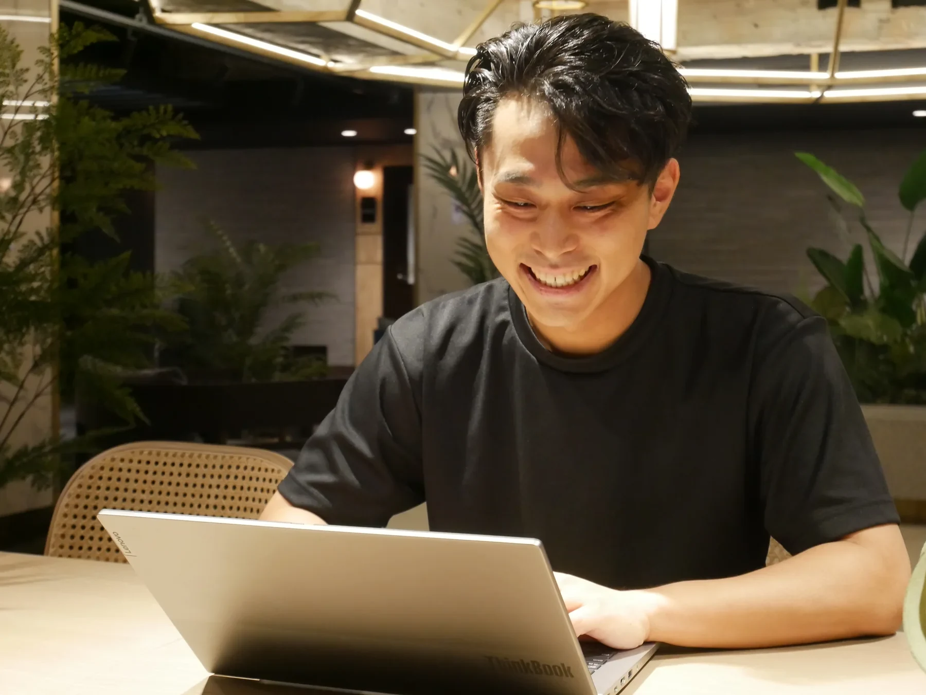 ラウンジで笑顔で話すITエンジニア