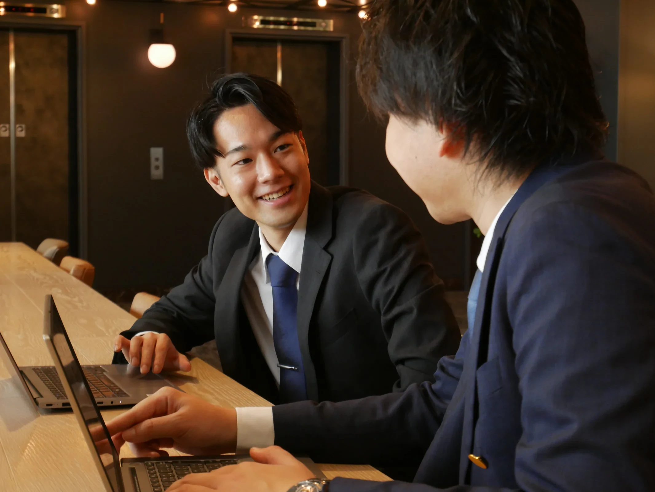 IT案件について打ち合わせする様子