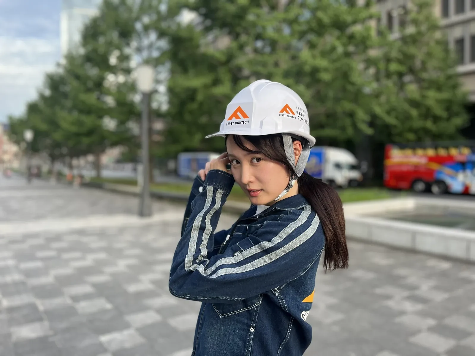 ヘルメットを着用して現場確認に向かう施工管理スタッフ