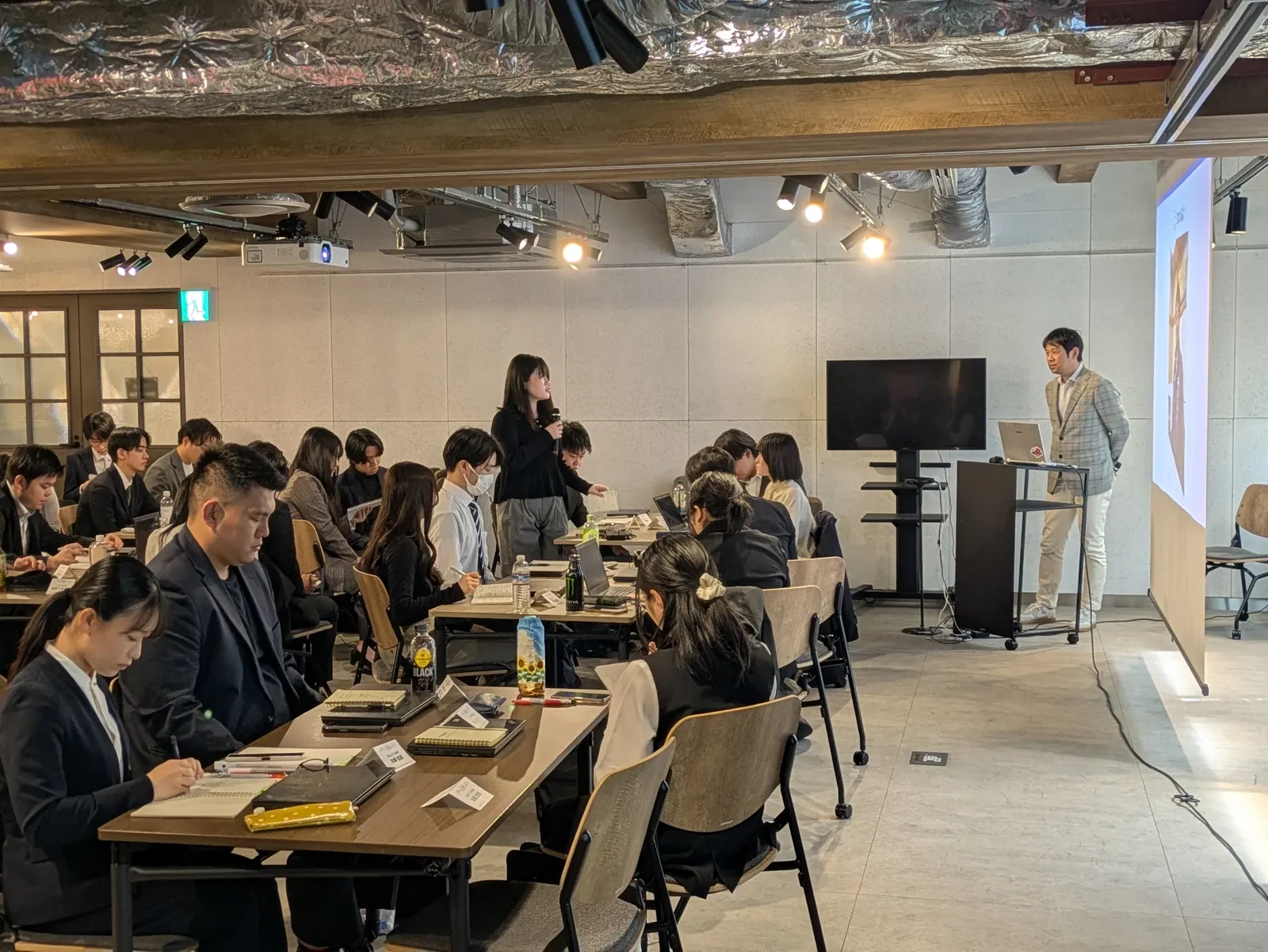 講師と参加者が向き合う研修風景