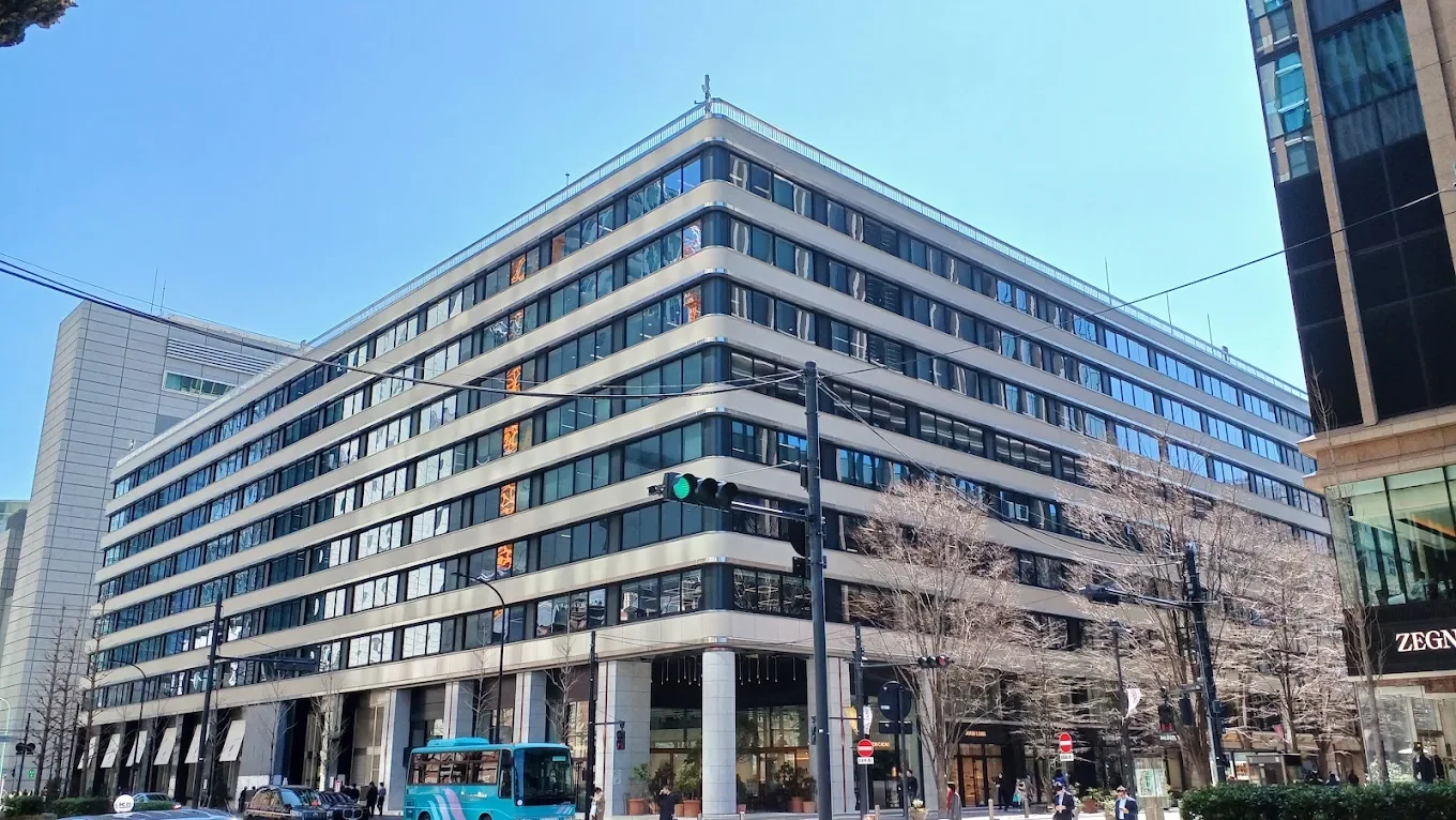東京本社が入る新東京ビルの外観