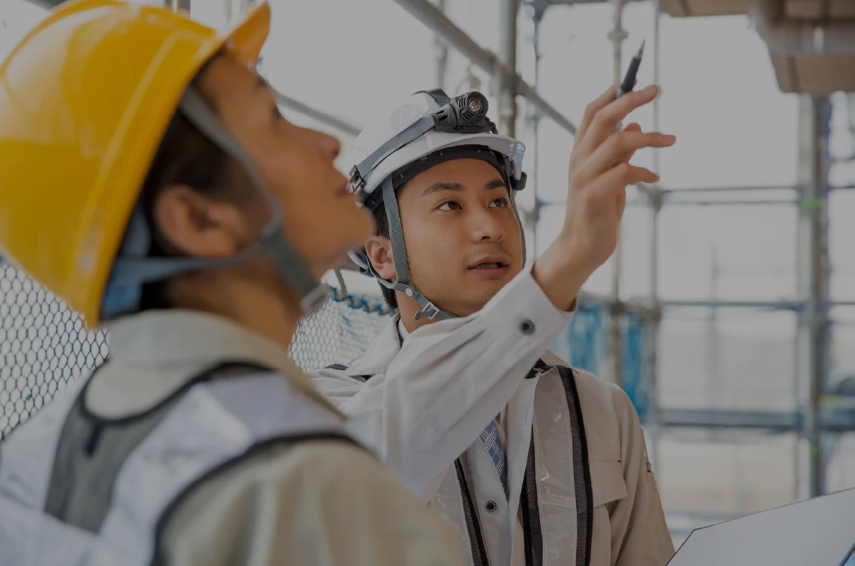 建設現場で打ち合わせをするスタッフ
