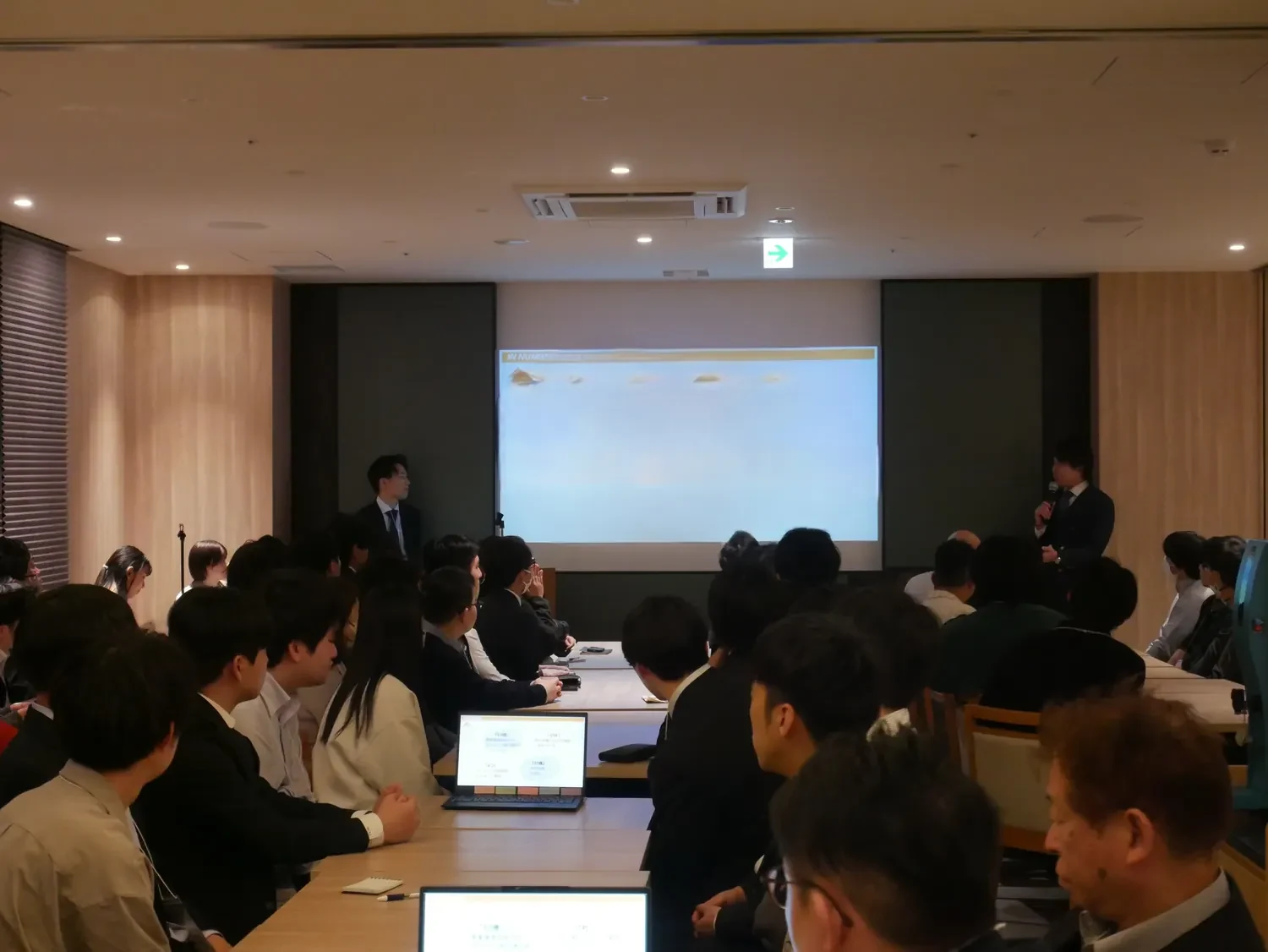 勉強会で意見を交わす社員