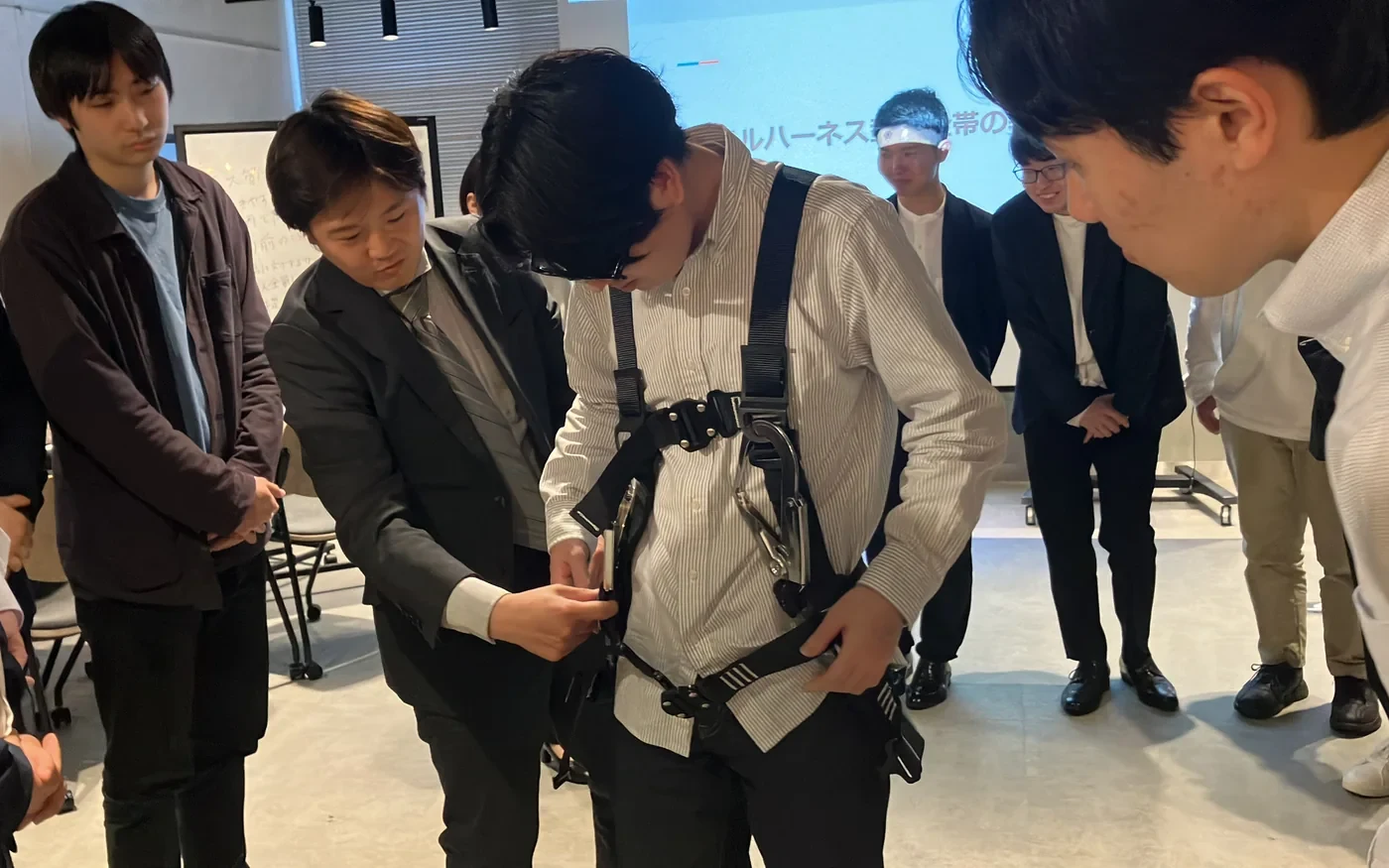 フルハーネス特別教育で装着方法を確認する若手社員