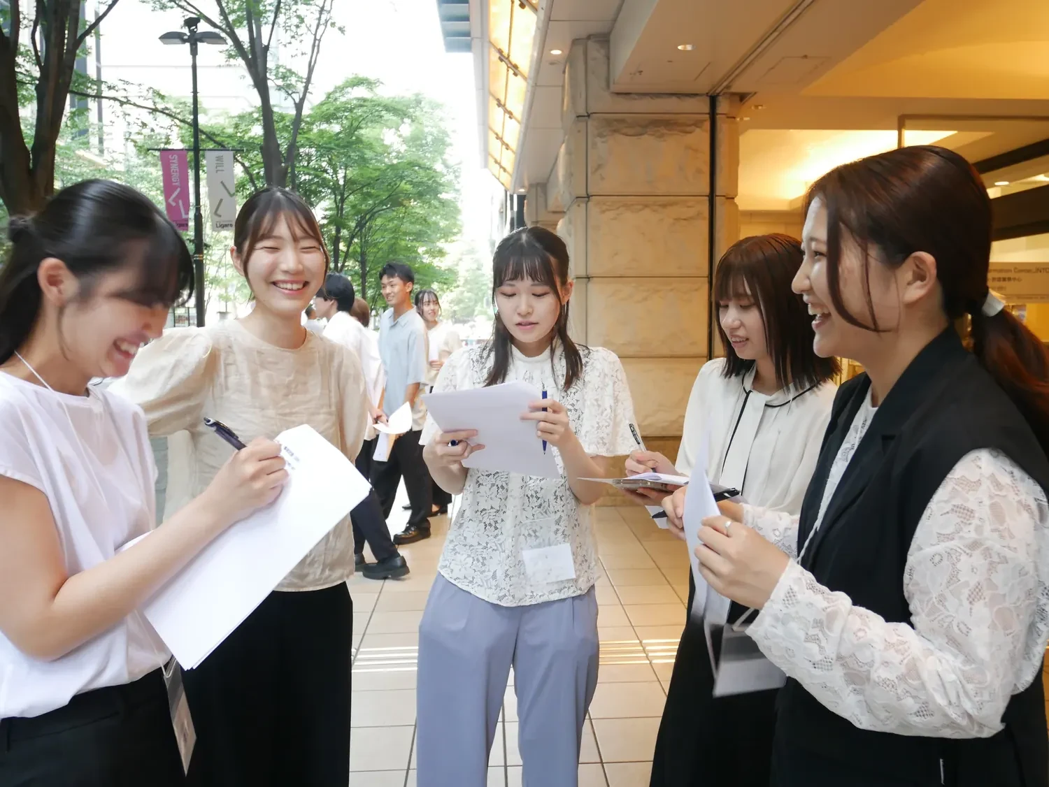 屋外で会話する若手社員