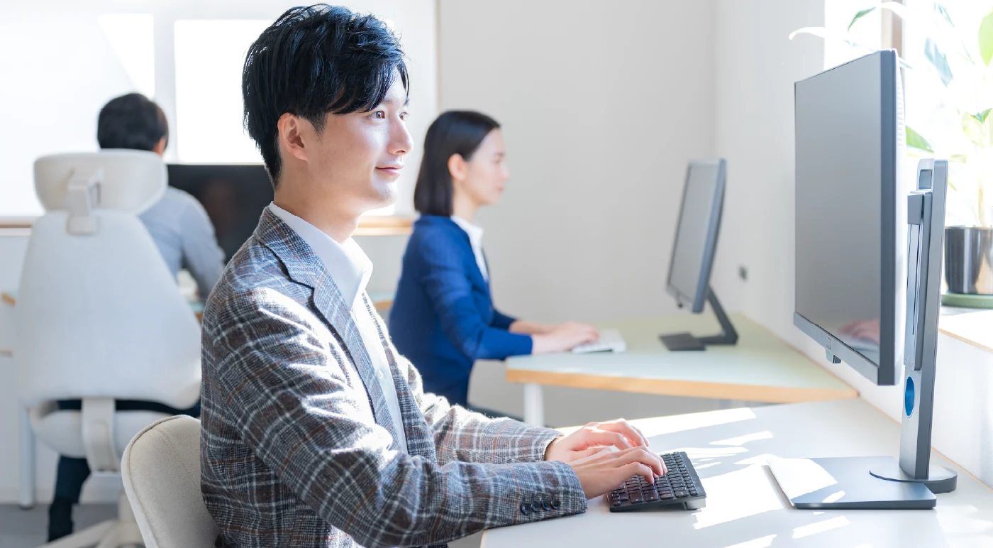 ITエンジニアがオフィスで作業している様子