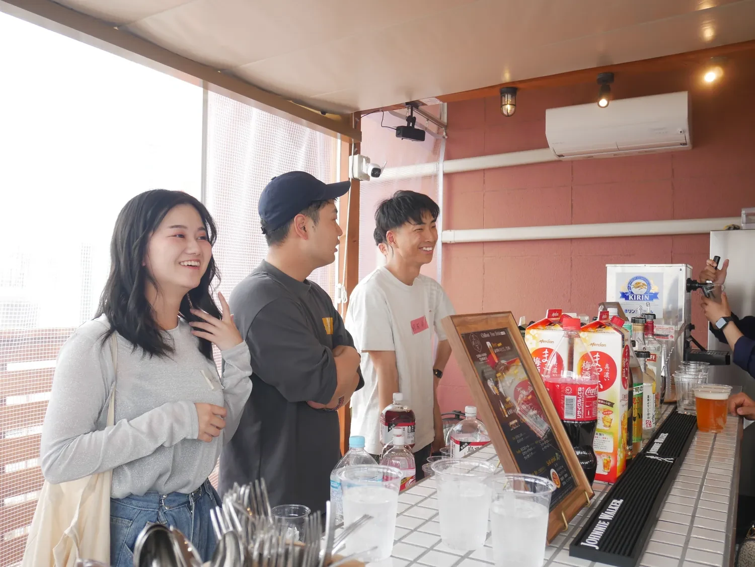 イベント会場で談笑するメンバー