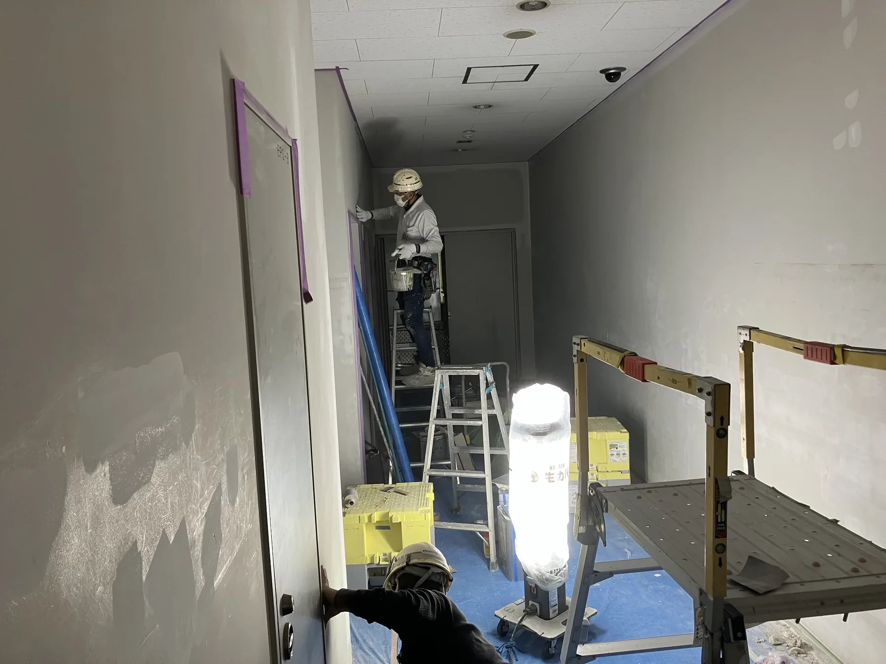 小規模改修工事で壁面の仕上げ作業を進める作業員
