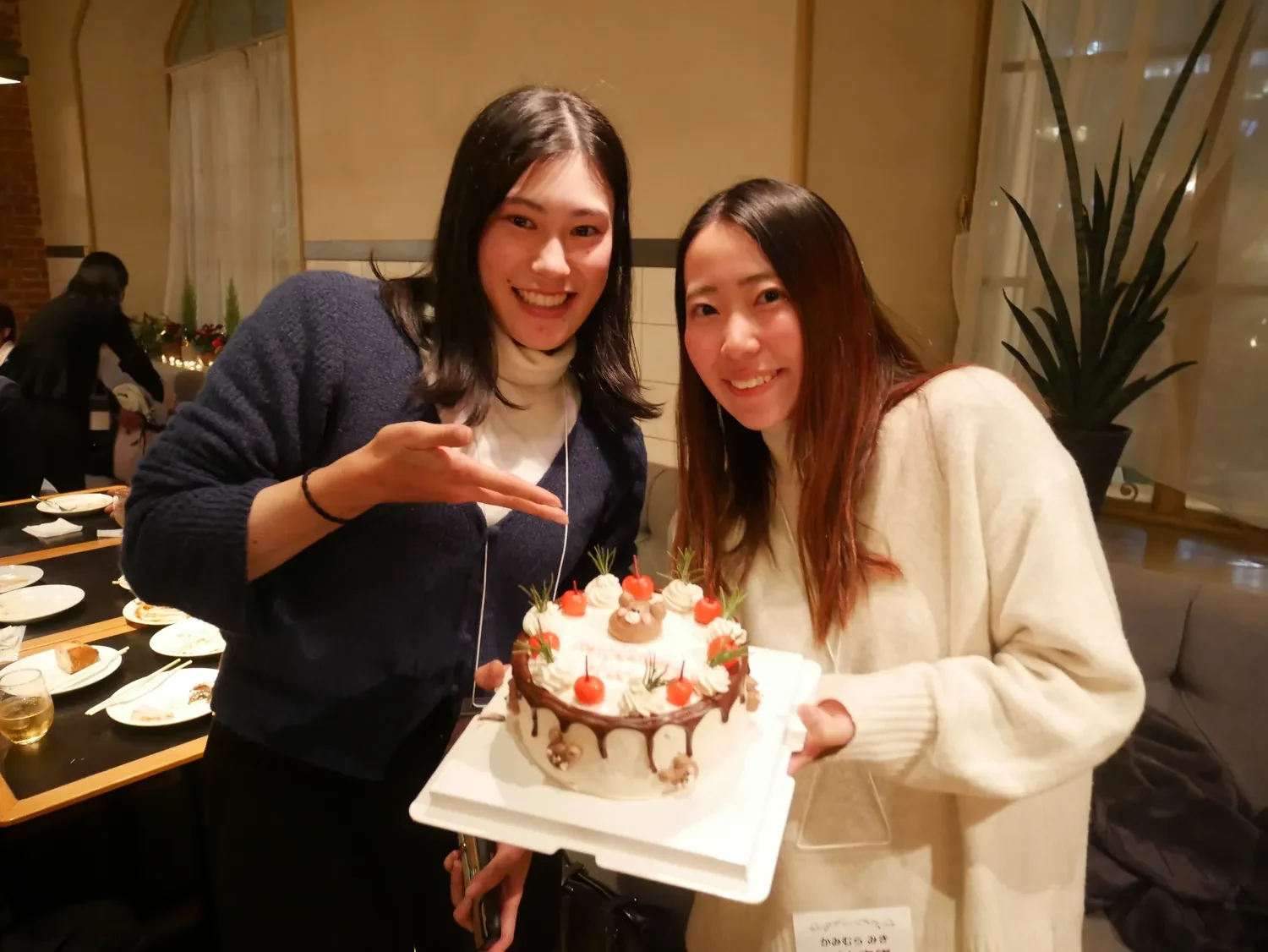 誕生日を祝う懇親会の様子