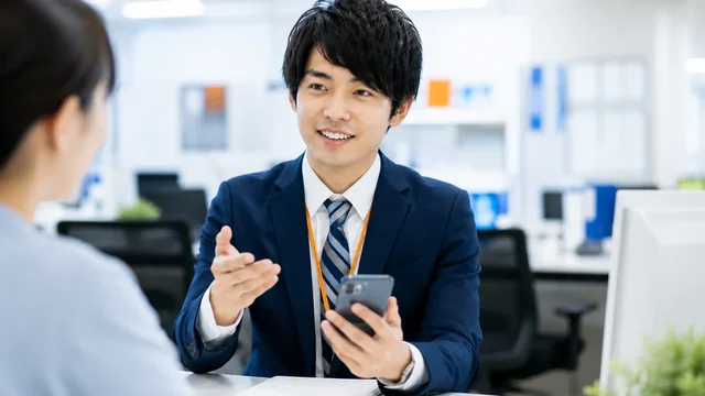 HR関連業務で候補者に説明するスタッフ